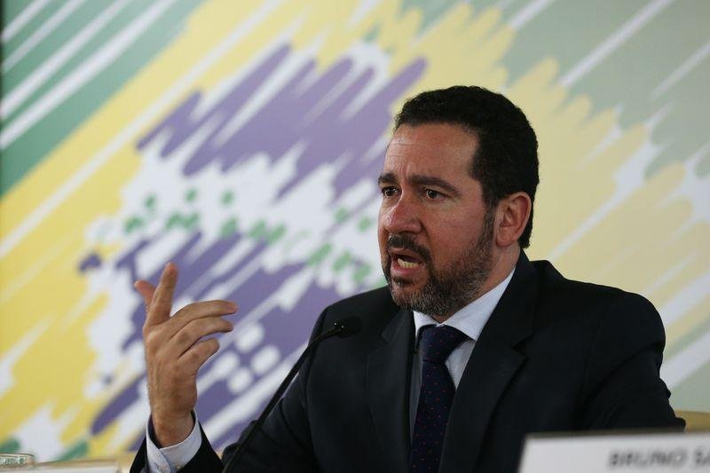 Ministro diz que governo est&aacute; em estado de aten&ccedil;&atilde;o e preocupa&ccedil;&atilde;o com economia