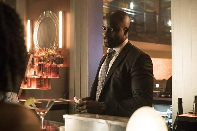 Mike Colter em cena da primeira temporada de "Luke Cage"