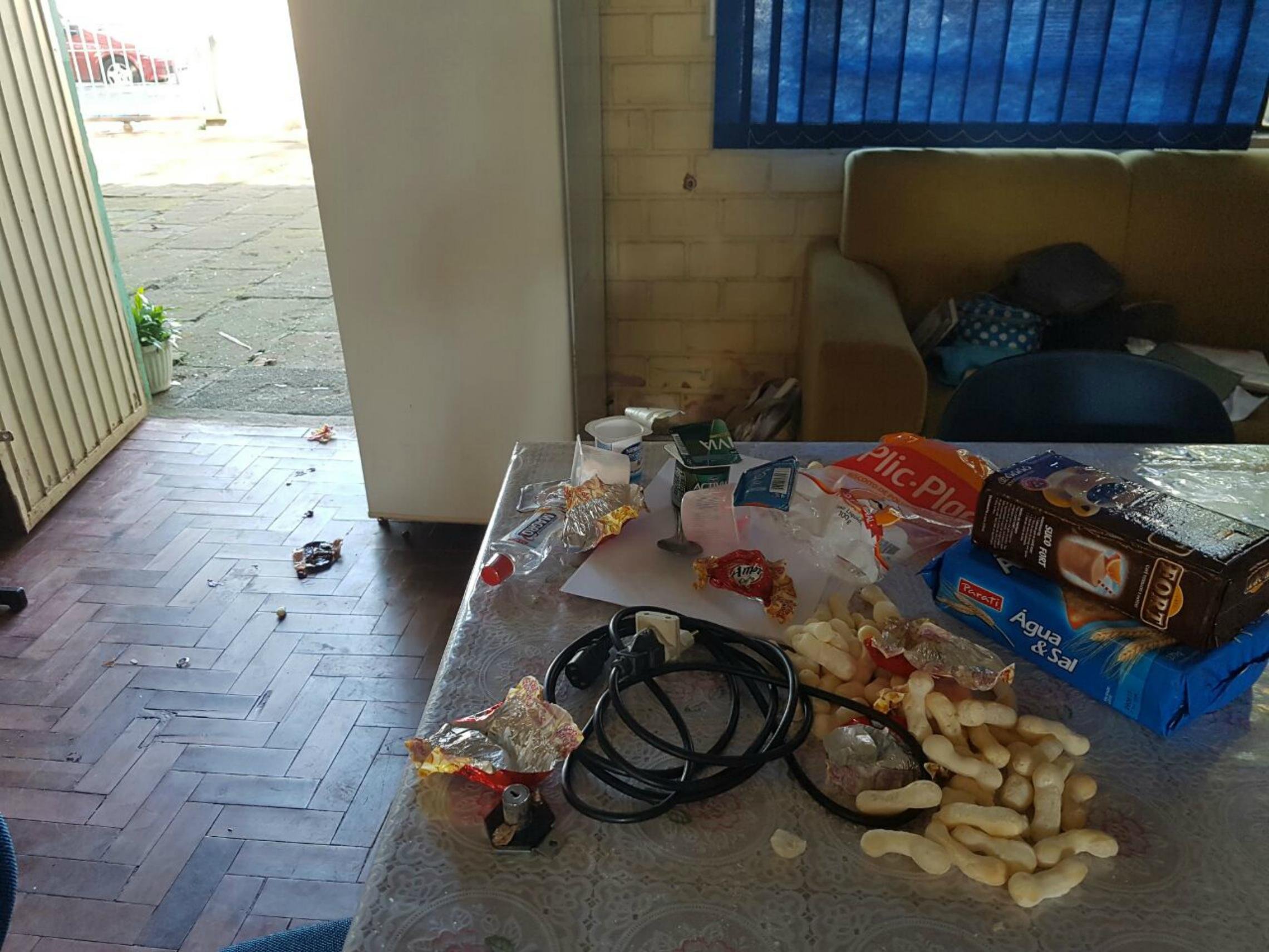 Em uma das escolas arrombadas, alimentos foram jogados no ch&atilde;o e em cima de mesas