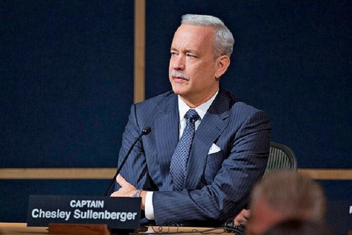 Tom Hanks interpreta o piloto Chesley "Sully" Sullenberger no longa