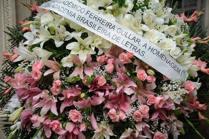 Corpo do poeta foi velado nesta segunda na ABL