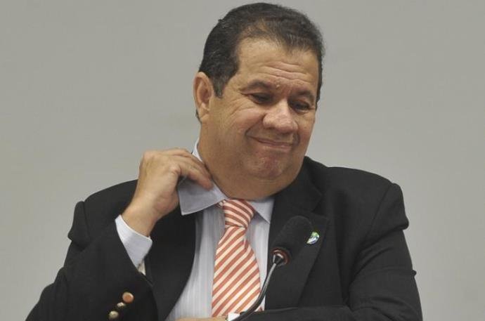 Carlos Lupi teria sido convencido de que afastamento seria constrangedor para bancada estadual