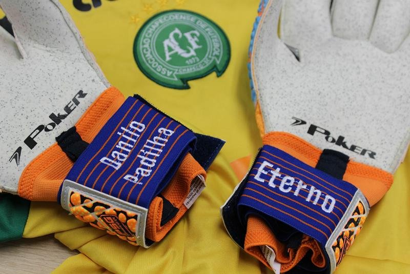 Atletas que recebem material fornecido pela marca ganhar&atilde;o par especial com dizeres: "Danilo Padilha eterno"