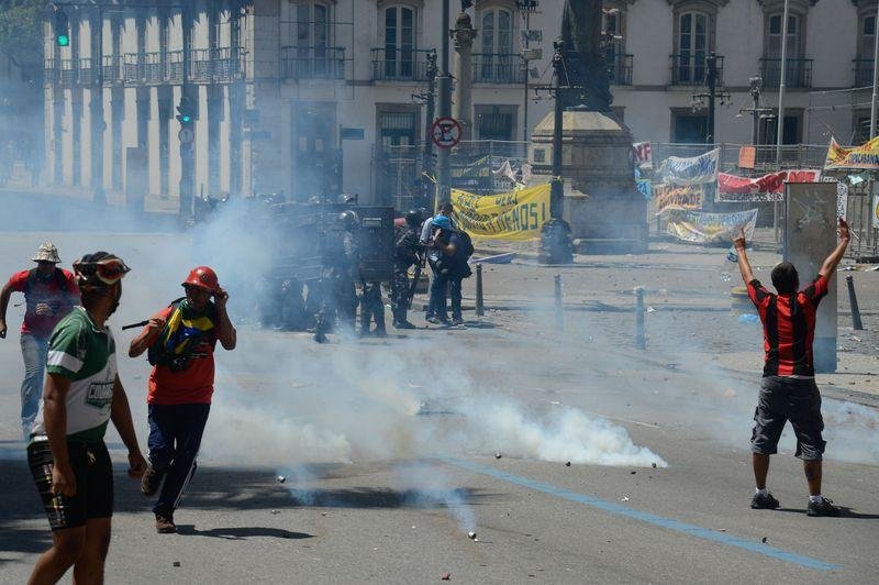Cerca de 300 manifestantes tentaram invadir a Assembleia Legislativa 