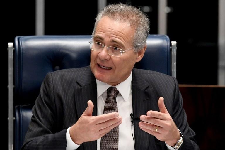 Decis&atilde;o que afastou o presidente do Senado n&atilde;o foi cumprida pela Mesa da Casa e parlamentar permanece no cargo