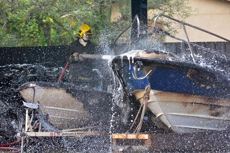 Quatro viaturas do Corpo de Bombeiros foram utilizadas no combate &agrave;s chamas perto do rio Jacu&iacute; 