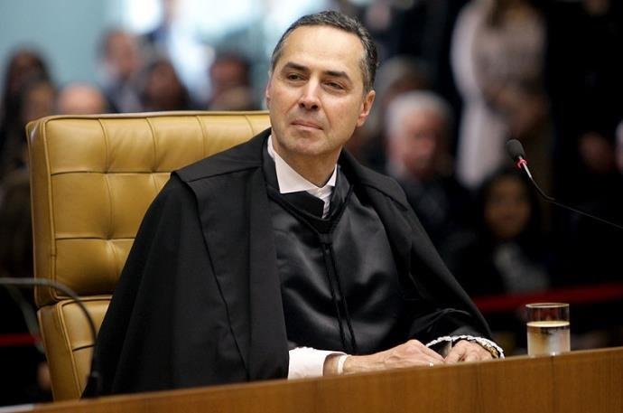 Lu&iacute;s Roberto Barroso criticou o fato de Renan Calheiros n&atilde;o ter cumprido a decis&atilde;o liminar de afast&aacute;-lo da presid&ecirc;ncia