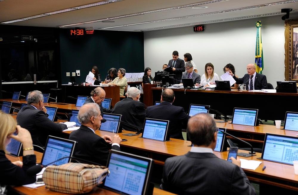 Comiss&atilde;o da C&acirc;mara aprova regulamenta&ccedil;&atilde;o do lobby e texto segue para vota&ccedil;&atilde;o