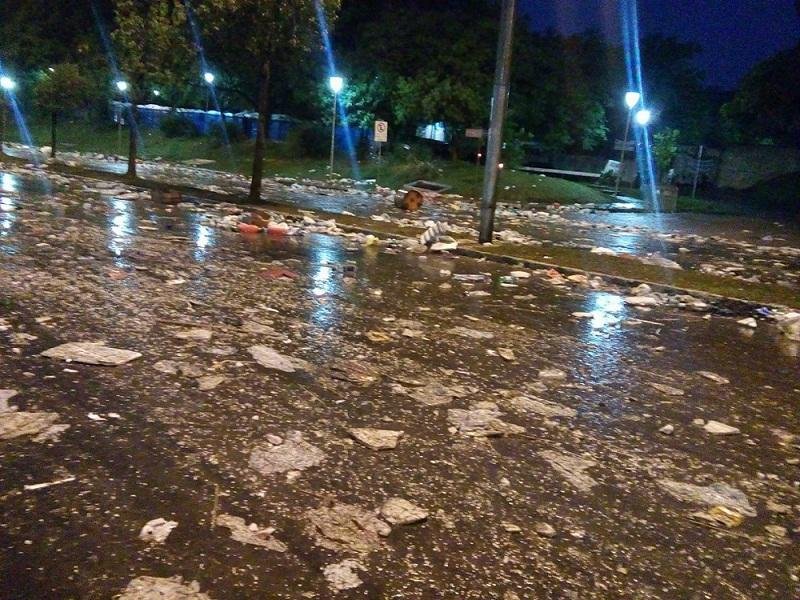 Avenida ficou repleta de pap&eacute;is, copos e garrafas ap&oacute;s a festa