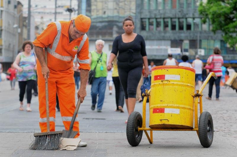 Varri&ccedil;&atilde;o em Porto Alegre &eacute; suspensa por falta de pagamento 