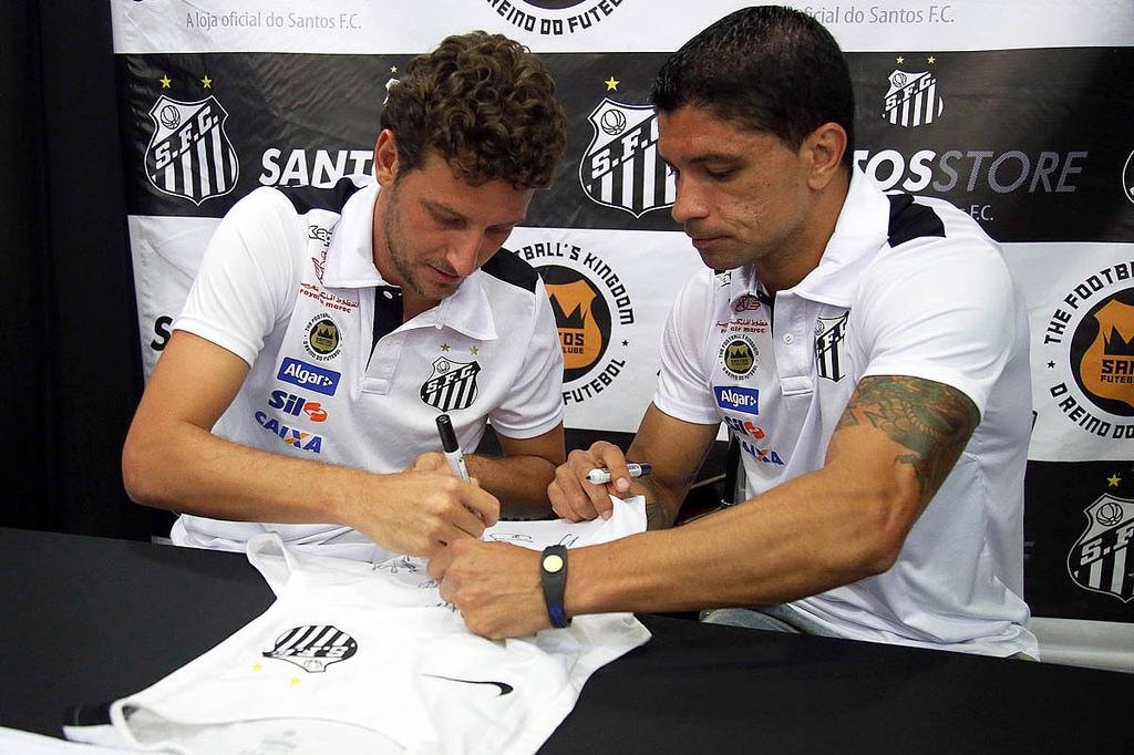 Elano (&agrave; esquerda) e Renato atendem a torcedores do Santos