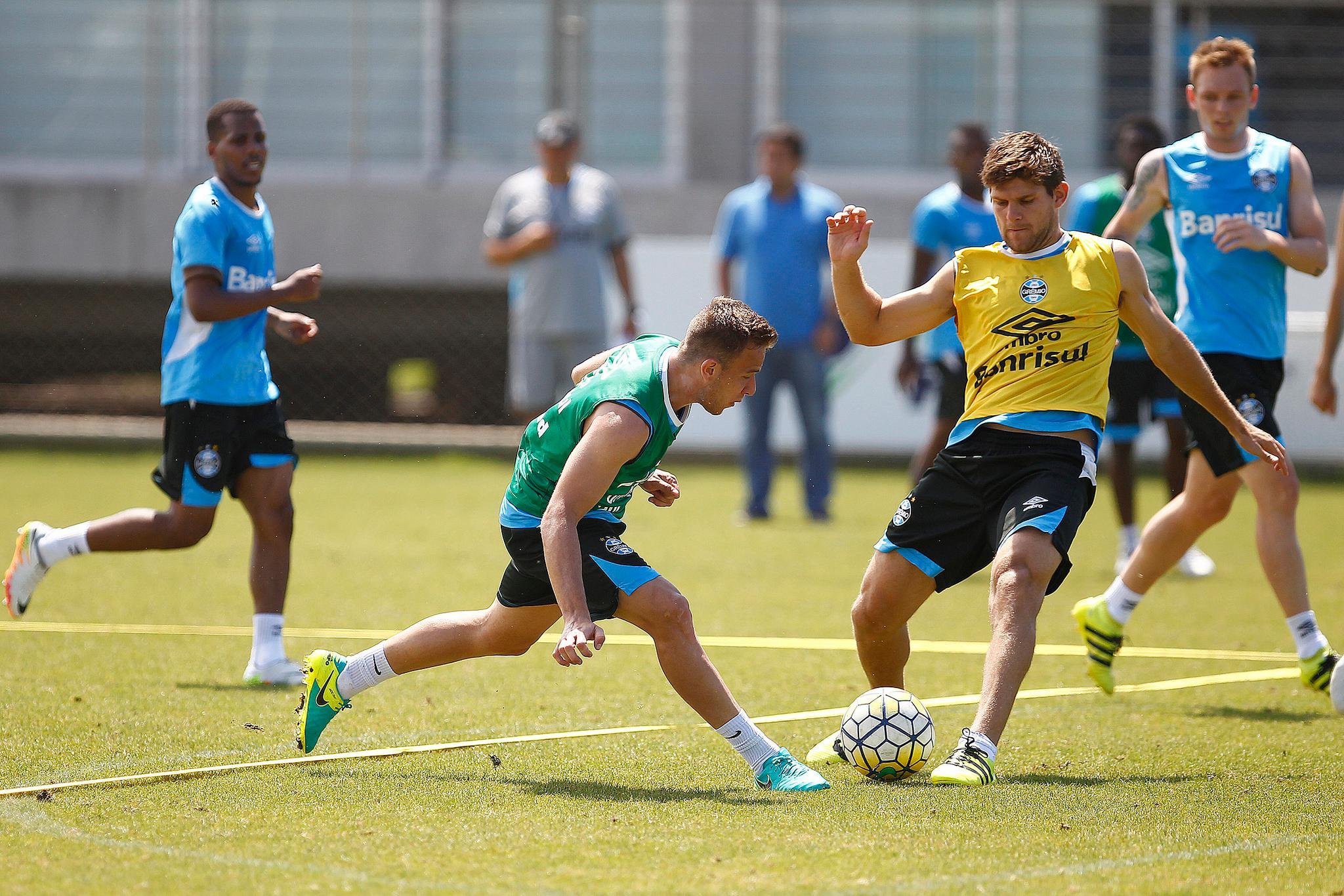 Kannemann participou do treino no CT Luiz Carvalho