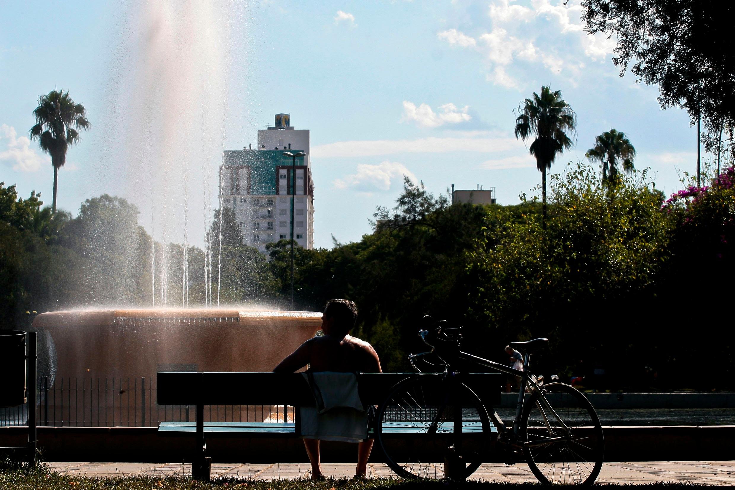 Em Porto Alegre, term&ocirc;metros podem chegar aos 34&ordm;C