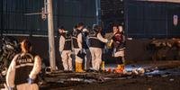  Policiais forenses turcos trabalham no local onde carro-bomba explodiu