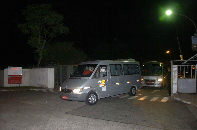 Ap&oacute;s rebaixamento, Inter despista torcedor e chega de madrugada a Porto Alegre