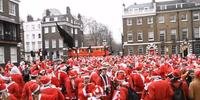 Desfile reúne centenas de Papais Noéis em Londres e Nova Iorque 