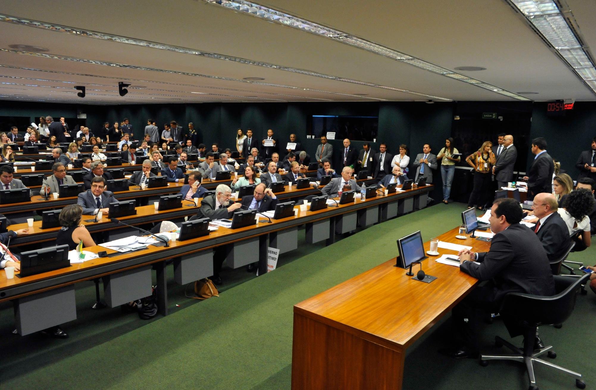 Deputados questionam pressa para votar a admissibilidade da proposta e buscam mais debates