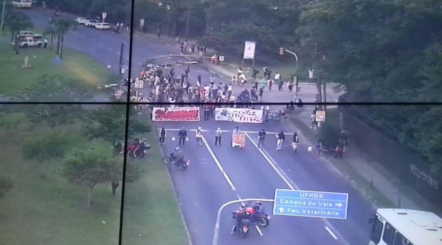 Protesto contra PEC do teto bloqueia avenida em Porto Alegre