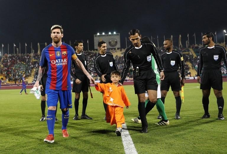 Menino afeg&atilde;o Murtaza Ahmadi se encontrou com Messi, no Catar, onde Bar&ccedil;a disputou amistoso contra  o time Al-Ahli