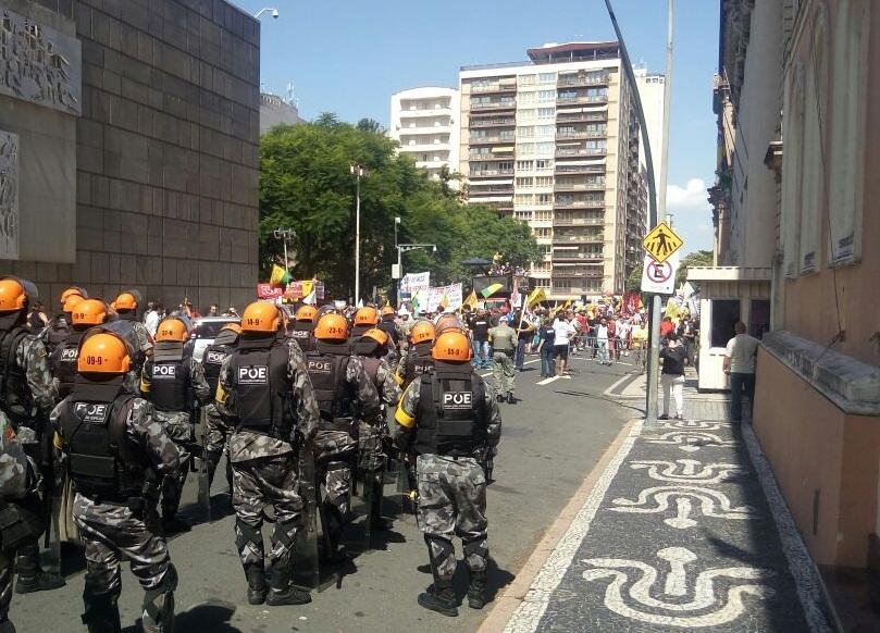 Diversos grupos de servidores derrubaram gradis de seguran&ccedil;a e queimaram boneco do governador Sartori