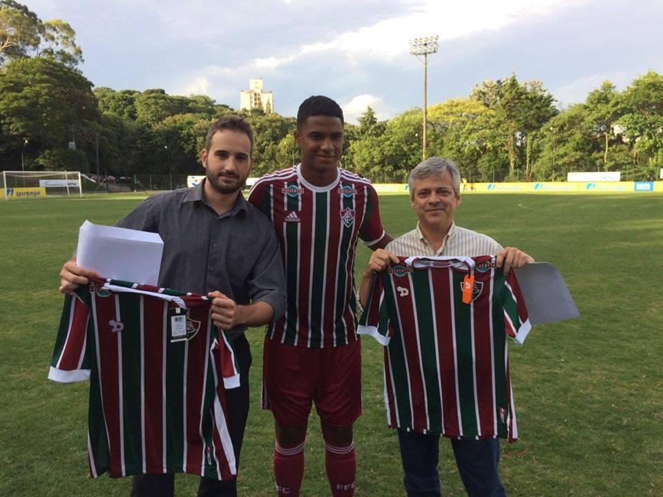 Flumiense entrega carta de desculpas e camisas a colorados ofendidos