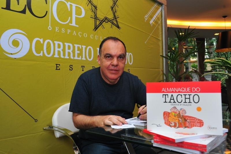 Tacho autografou o seu Almanaque na noite desta ter&ccedil;a-feira