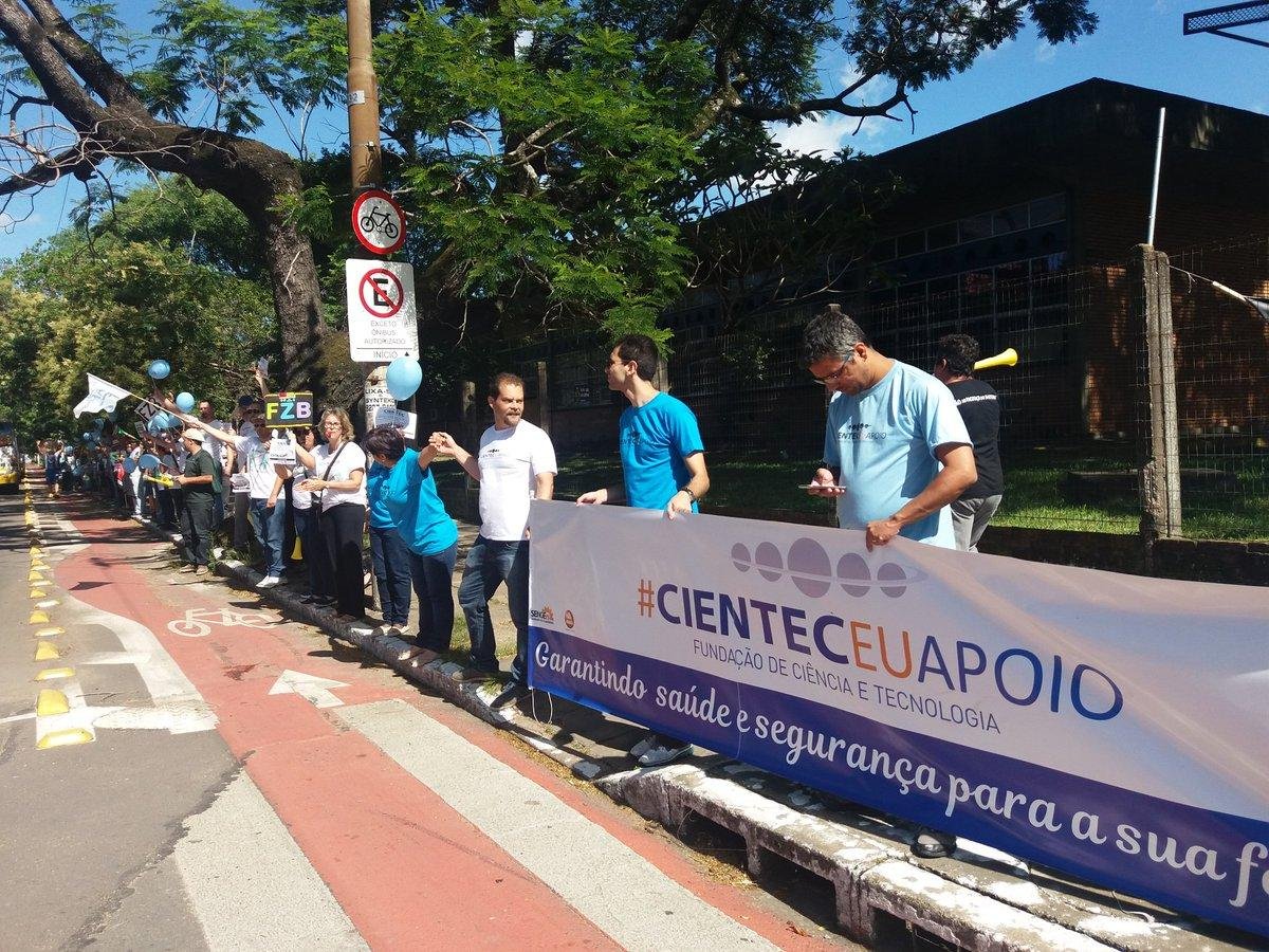 Funcion&aacute;rios deram um abra&ccedil;o simb&oacute;lico para chamar a aten&ccedil;&atilde;o para a import&acirc;ncia da institui&ccedil;&atilde;o