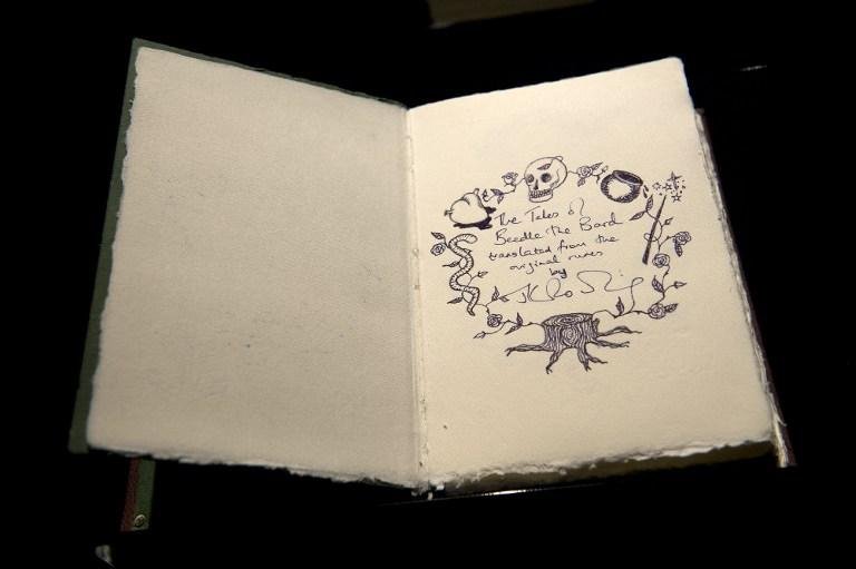 Manuscrito "The Tales of Beedle the Bard" foi criado e ilustrado por J.K. Rowling