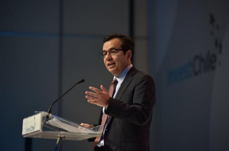 Ministro da Economia do Chile recebe boneca infl&aacute;vel de presente