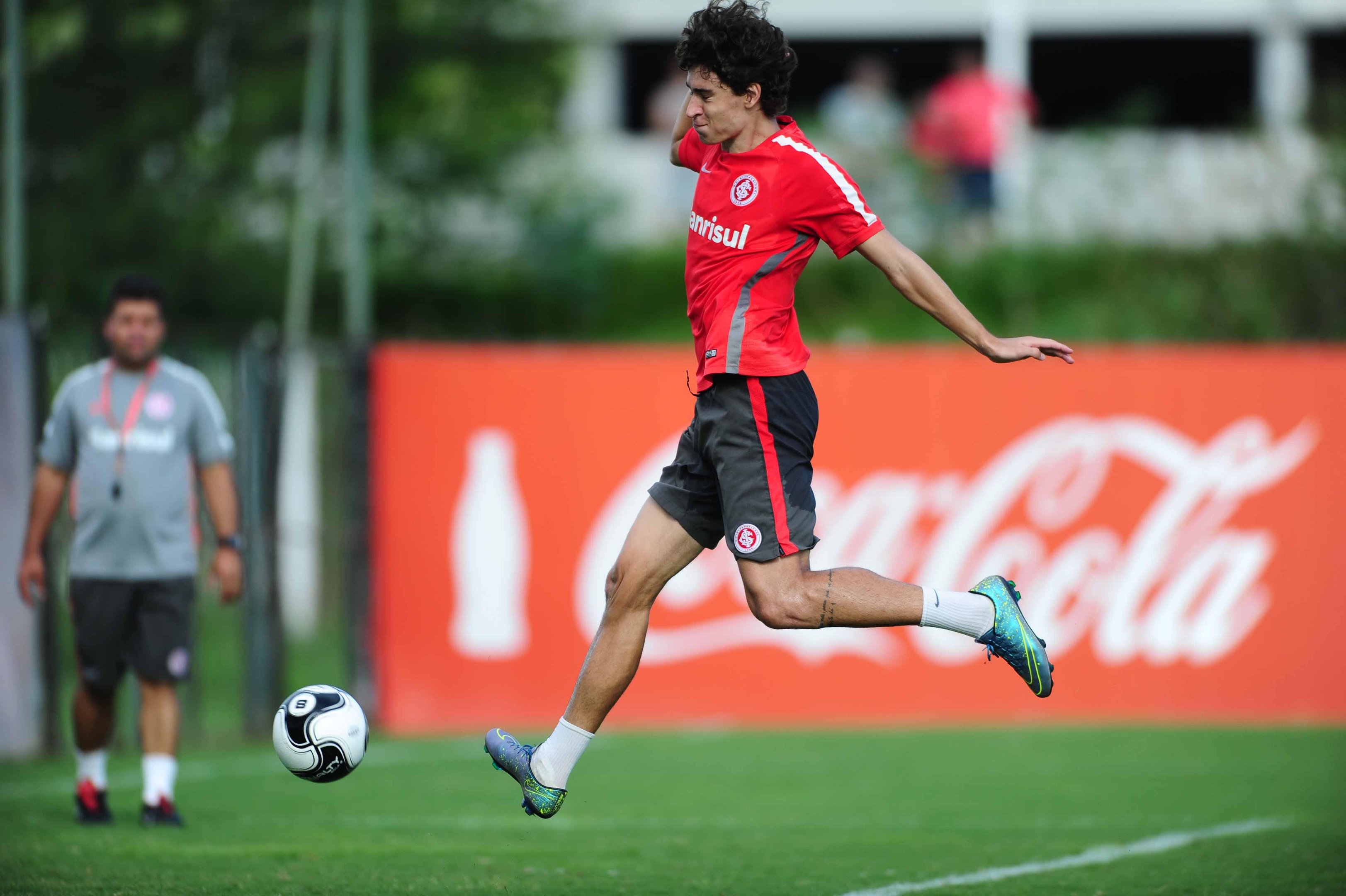 Jogadores como o volante Rodrigo Dourado podem ser vendidos para equilibrar as finan&ccedil;as coloradas