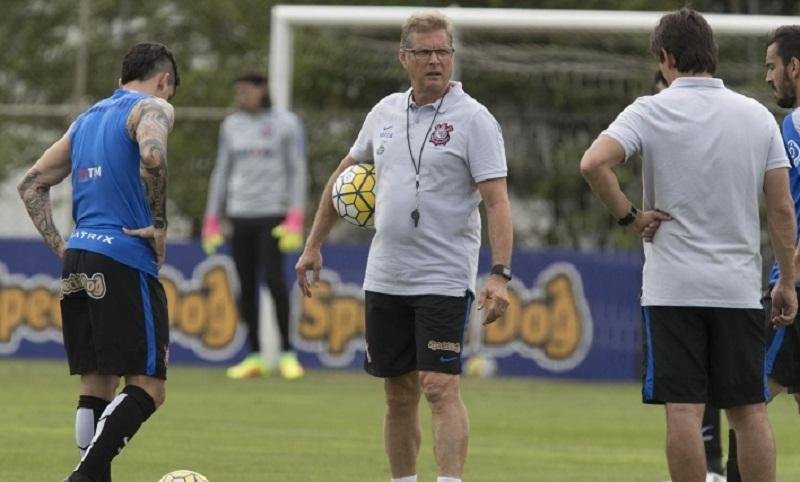 Presidente do Corinthians adia defini&ccedil;&atilde;o, mas se v&ecirc; for&ccedil;ado a demitir Oswaldo