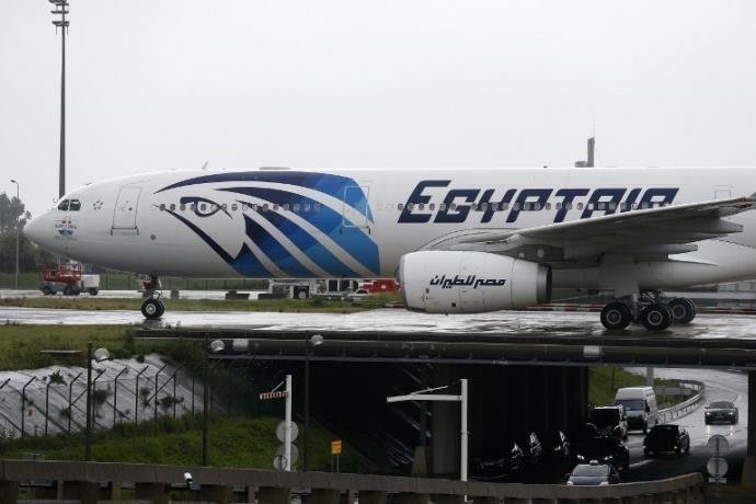 Rastros de explosivos s&atilde;o encontrados em v&iacute;timas de voo da EgyptAir