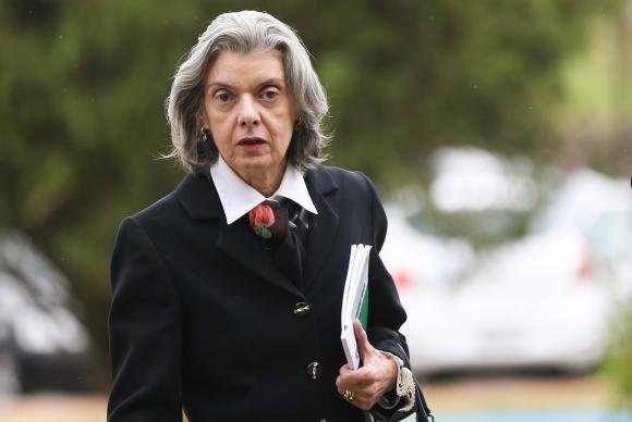 C&aacute;rmen L&uacute;cia disse esperar que 2016 acabe em paz