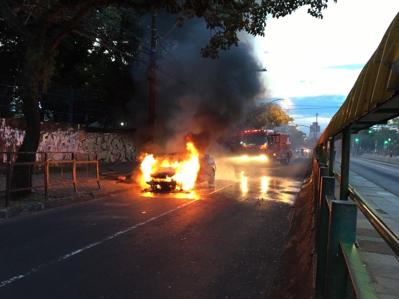 T&aacute;xi pegou fogo na avenida Bento Gon&ccedil;alves