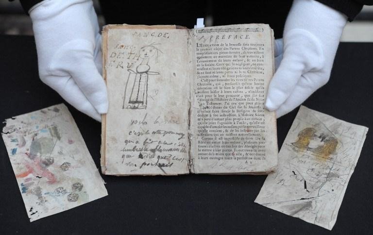 Croquis e manuscritos est&atilde;o reunidos em pequeno livro religioso