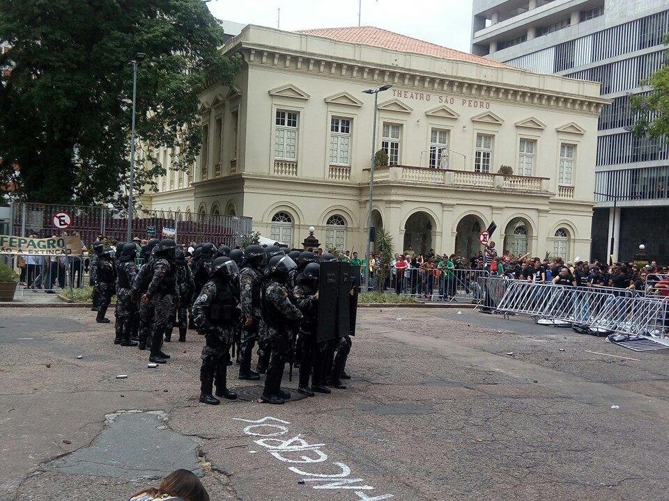 Servidores entraram em confronto com a BM pouco antes do come&ccedil;o da vota&ccedil;&atilde;o na AL