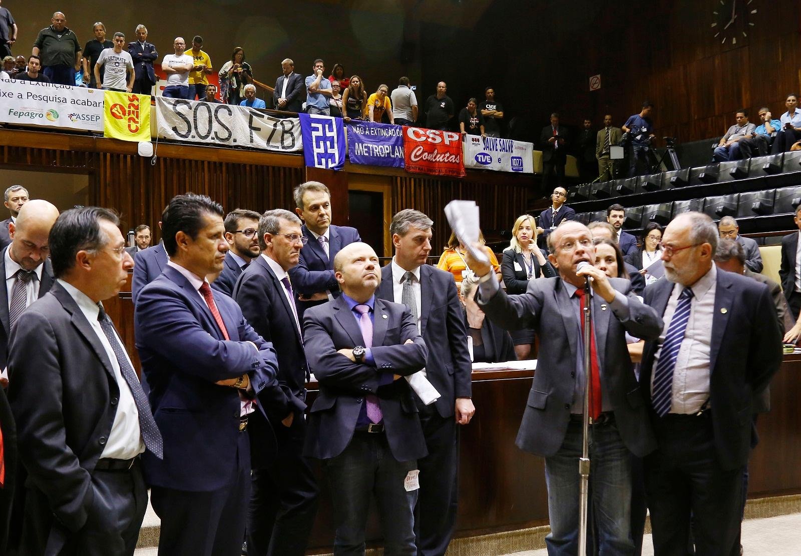 Deputados votaram apenas uma emenda dos 26 projetos do pacote do governo Sartori