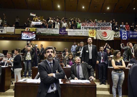 Ap&oacute;s 13 horas de discuss&atilde;o, redu&ccedil;&atilde;o de secretarias, reestrutura&ccedil;&atilde;o da AGDI e ced&ecirc;ncia de servidores da seguran&ccedil;a foram votados