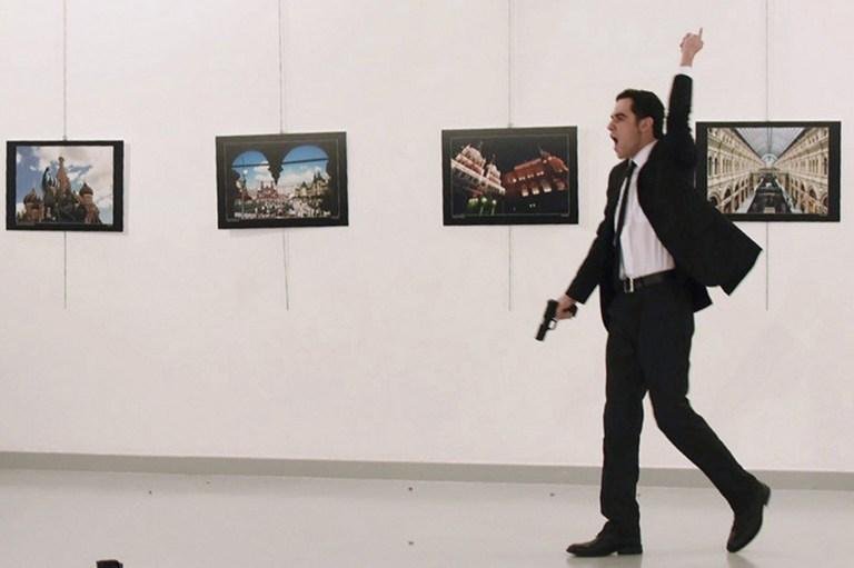 Embaixador russo foi assassinado por policial turco em galeria de arte de Ancara