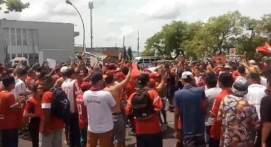 Torcedores se aglomeram &agrave; espera de D&acute;Alessandro