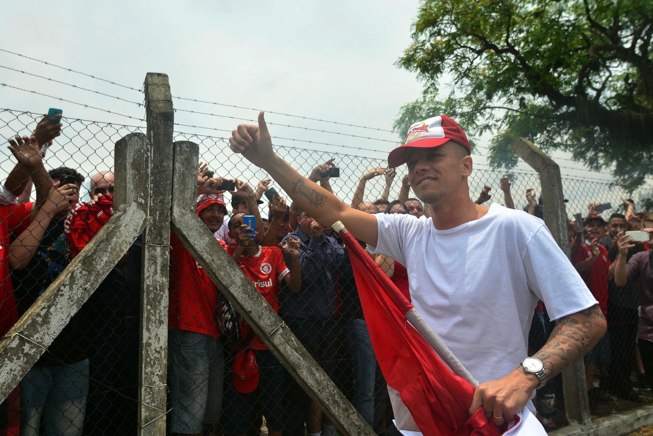 D&acute;Alessandro desembarca em Porto Alegre com festa da torcida colorada