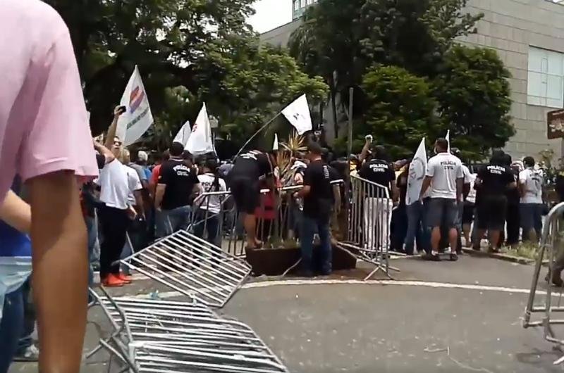 Gradis que isolam Assembleia Legislativa foram derrubados por manifestantes