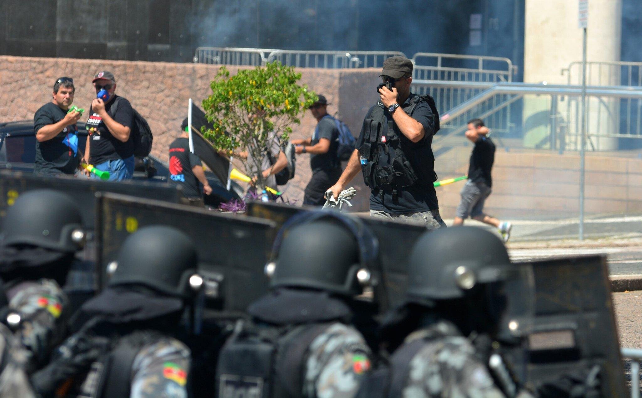 Manifestantes e Brigada Militar t&ecirc;m primeiro confronto no terceiro dia de vota&ccedil;&atilde;o na Assembleia 