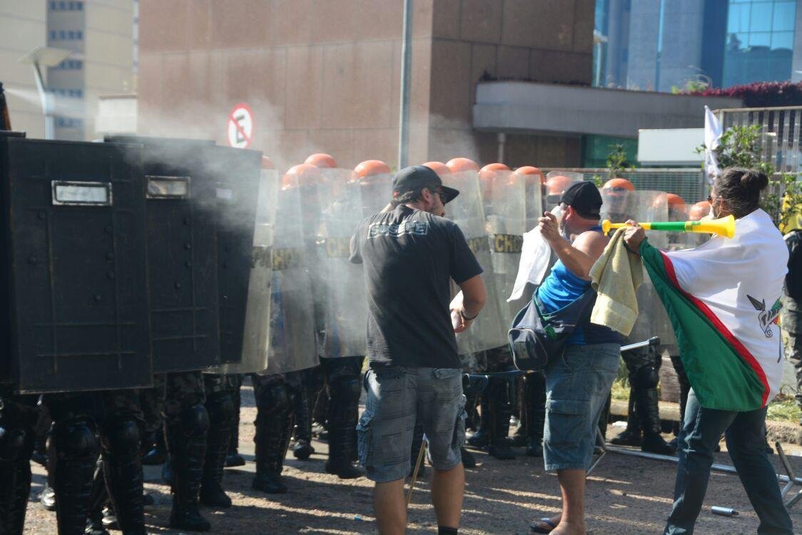 Manifestantes e Brigada Militar t&ecirc;m segundo confronto na tarde desta quarta-feira