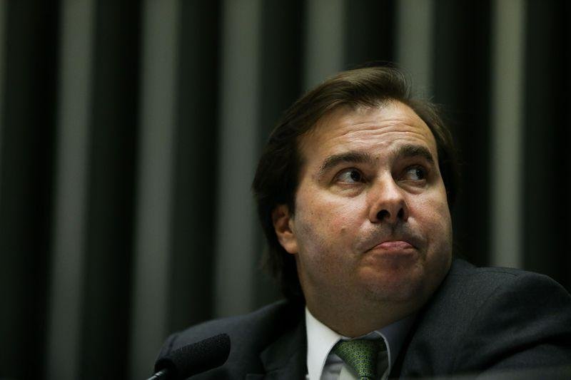 Presidente da C&acirc;mara disse que s&oacute; dever&aacute; decidir sobre a candidatura em janeiro 
