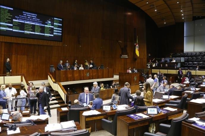Texto complementa mat&eacute;ria aprovada, mais cedo, que terminou com a Corag
