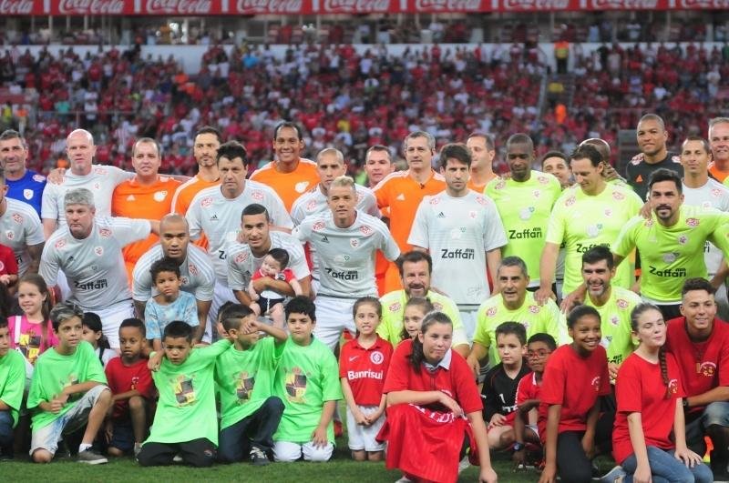 Jogo beneficente de D&acute;Alessandro teve tributo &agrave; Chape com Alan Ruschel e placar de Solidariedade 6 x 5 Esperan&ccedil;a