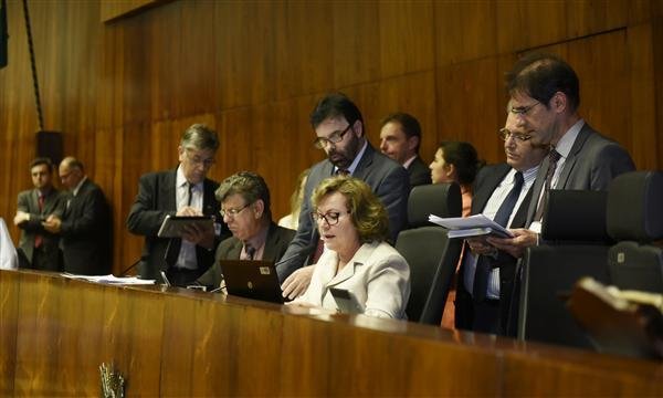 Em tr&ecirc;s dias de vota&ccedil;&atilde;o, deputados aprovam nove projetos do pacote de Sartori