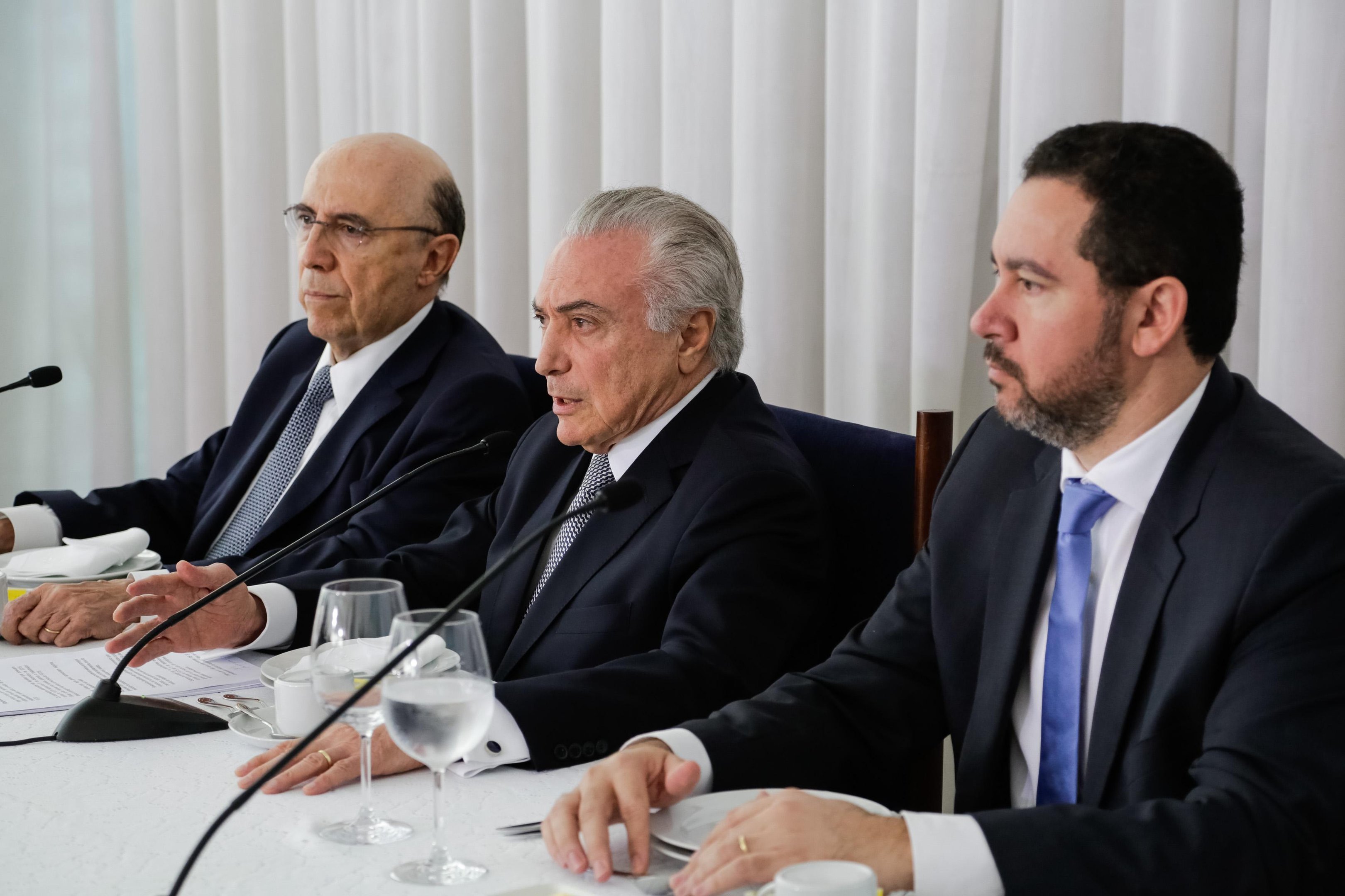 Temer anuncia saque de contas inativas do FGTS