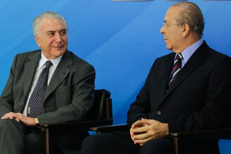 Temer descarta ren&uacute;ncia e diz que Padilha fica no cargo
